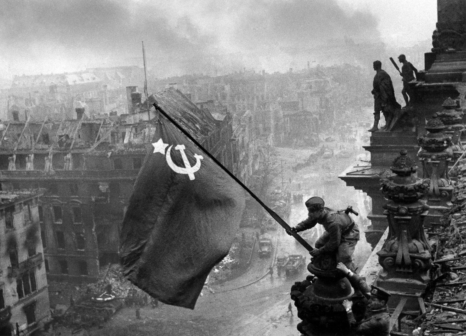 La bandera de la victoria sobre el Reichstag, Yevgeny Khaldei, 1945