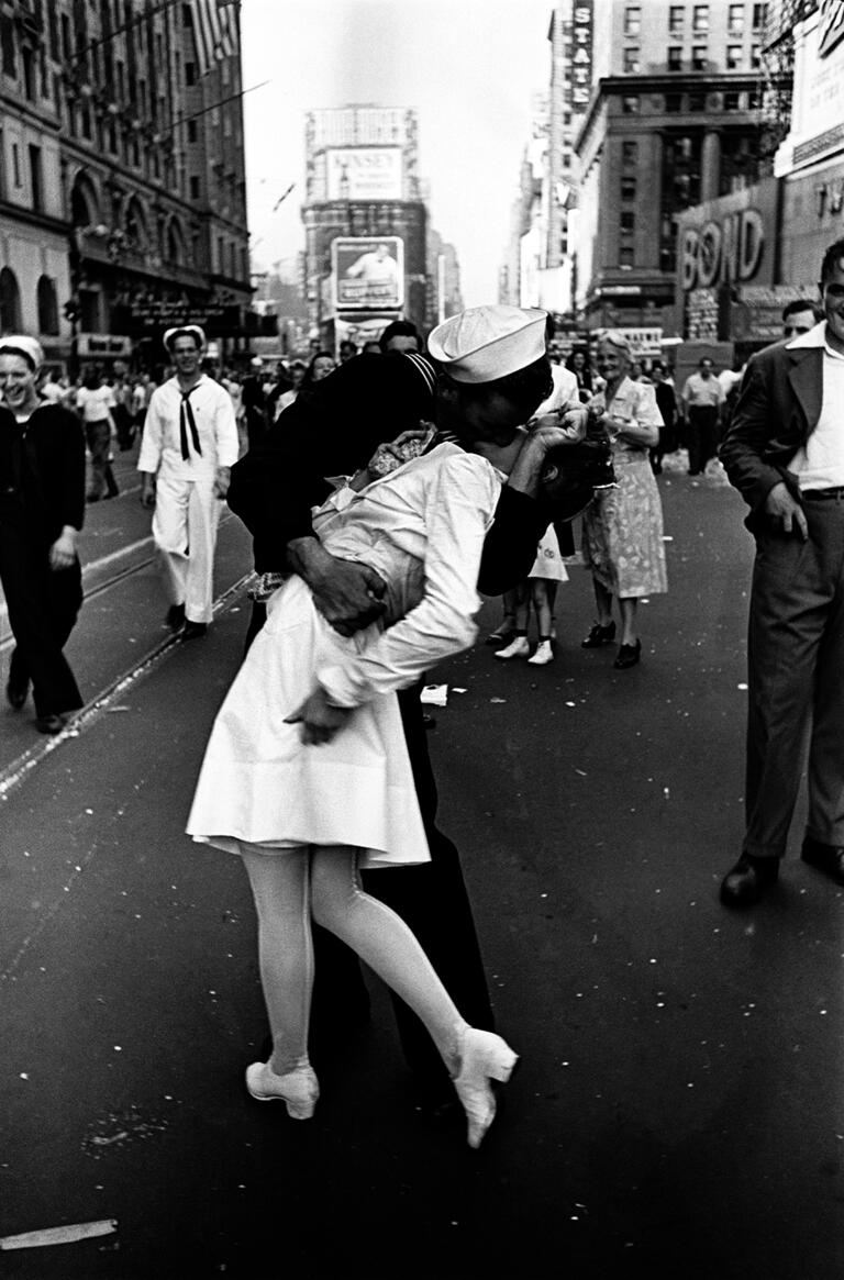 V-J Day in Times Square, Alfred Eisenstaedt, 1945 